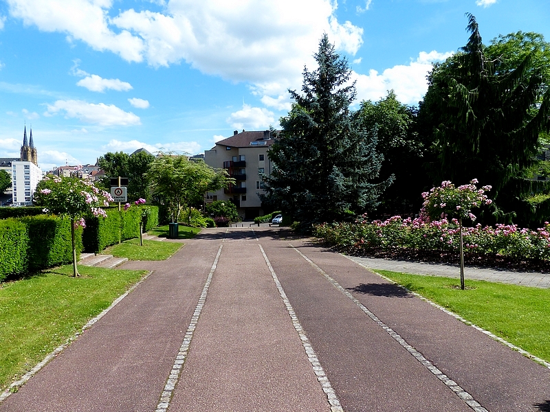 Metz / Les jardins autour du Conseil Régional de Lorraine...