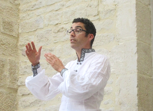 Merlin a enchanté , par la voix de Kevin Nappey, les amateurs de contes, dans la cour du Musée du Pays Châtillonnais
