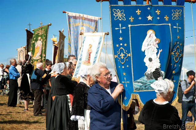 Sainte-Anne la Palud :  Bannières alignées