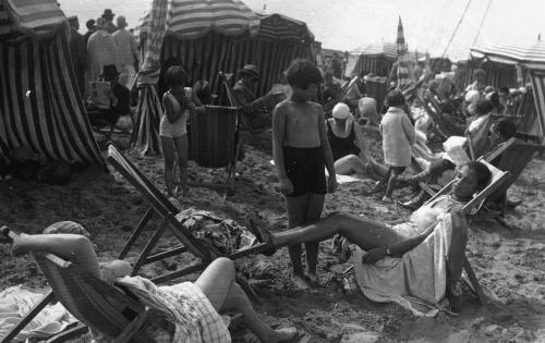 Deauville, 1927 : scènes de plage. Cliquer pour agrandir