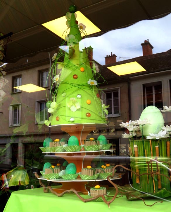 Benoît Duvergé a réalisé un superbe décor de Pâques dans la vitrine de la pâtisserie Barbier !