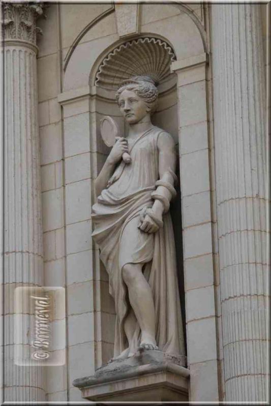 La Rochelle Hôtel de Ville statue d'une Vertu Cardinale Prudence