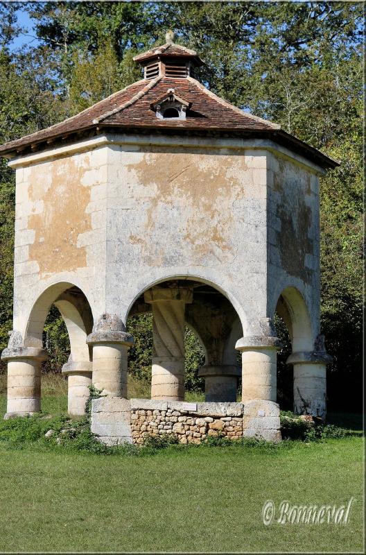 ¨Pigeonnier sur arcades  pilier central Queyssac Dordogne Aquitaine