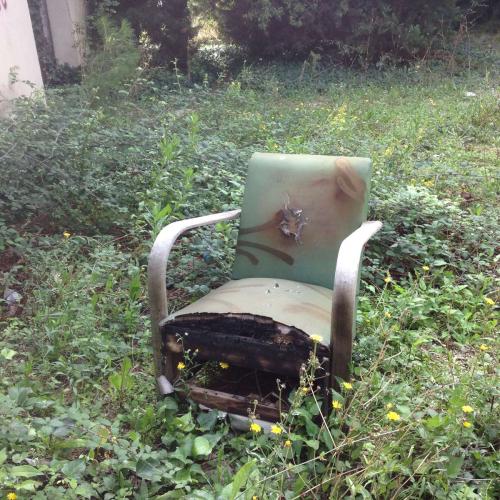 Enorme maison vandalisée, squatée encore intriguante