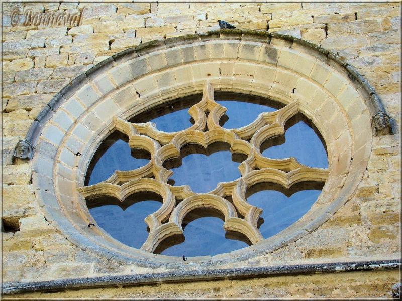 Abbaye de Beaulieu-en-Rouergue rose à sept pointes sur la façade