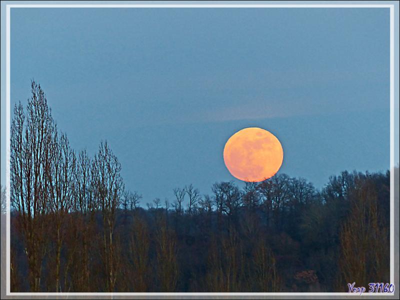 Lever (23/01/2016, 17 h 55) de la presque pleine Lune du 24/01 à 1 h 45 vue au coucher (16 h 31) du Soleil