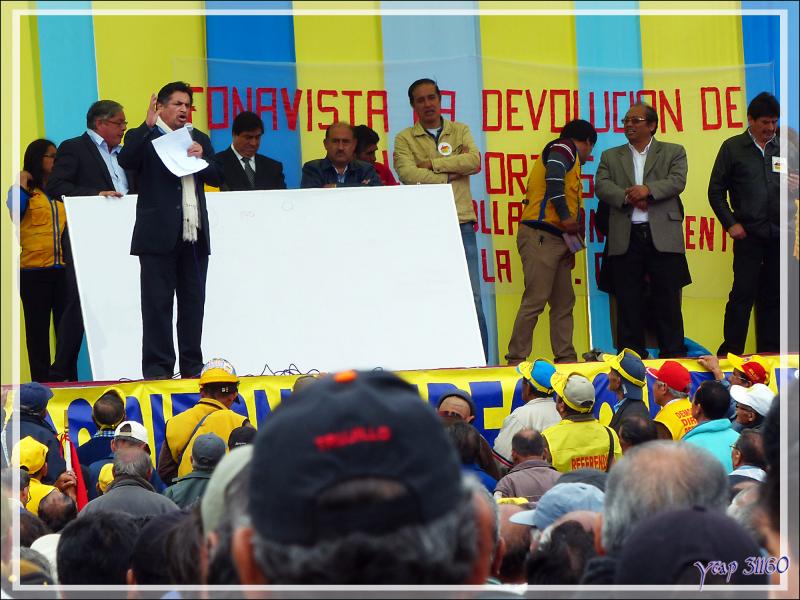 Balade le nez en l'air dans le Lima historique (Pérou) : et sur la Plaza San Martin, le sempiternel meeting politique !