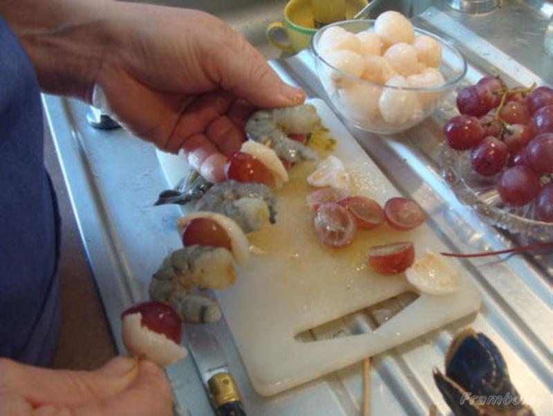  Brochettes Gambas aux litchis et raisins