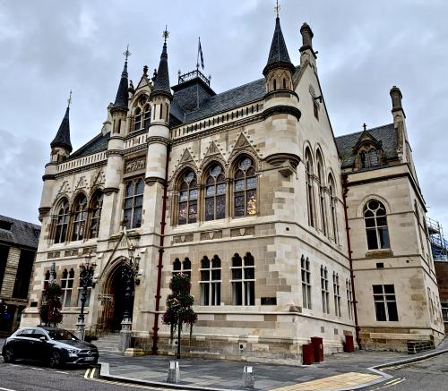  L'hôtel de ville néo-gothique