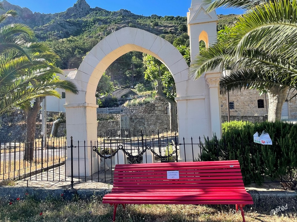 Un banc rouge pour Julie