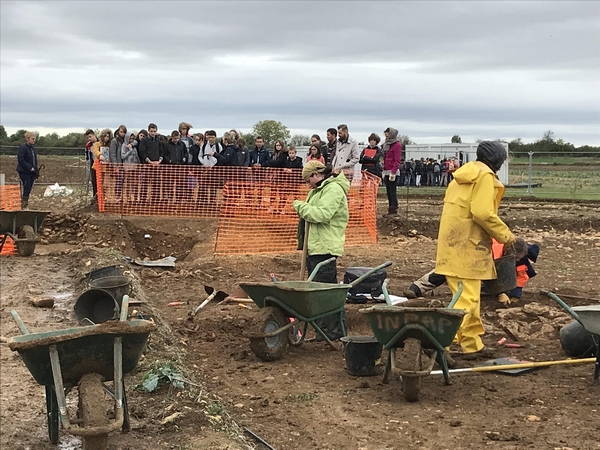 Les élèves du Collège Henri Morat de Recey sur Ource, qui avaient tourné le film "ArcheoVix", ont visité le chantier des fouilles de Vix