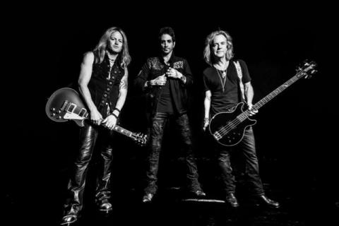REVOLUTION SAINTS - Les détails du nouvel album ; Clip "Light In The Dark"