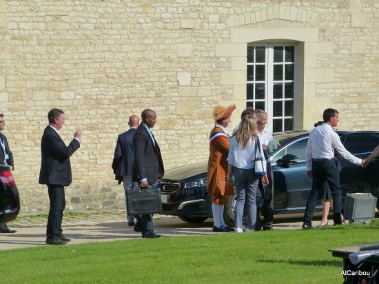 Hervé Blanché, maire de Rochefort, en habit ; Jean-François Macaire, président de la Région Poitou-Charentes (caché) ; Benedict Donelly, président de Hermione-La Fayette ; Manuel Valls, premier ministre, qui serre des mains Hervé Blanché, maire de Rochefort, en habit ; Jean-François Macaire, président de la Région Poitou-Charentes (caché) ; Benedict Donelly, président de Hermione-La Fayette ; Manuel Valls, premier ministre, qui serre des mains