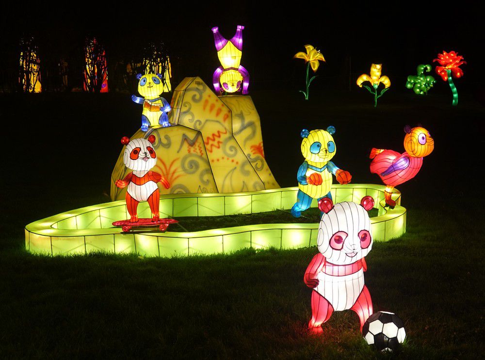 Les lumières légendaires à Bordeaux - les pandas de dessins animés...