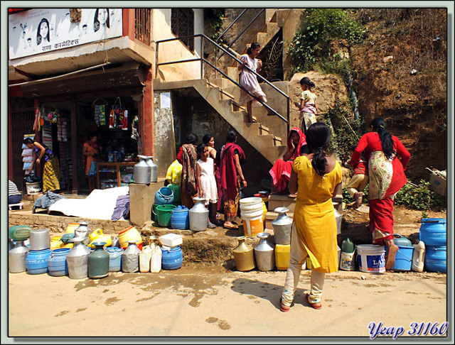 Blog de images-du-pays-des-ours : Images du Pays des Ours (et d'ailleurs ...), Dans les rues de Tansen (Palpa): l'eau, grosse pénurie avec queues interminables - Népal