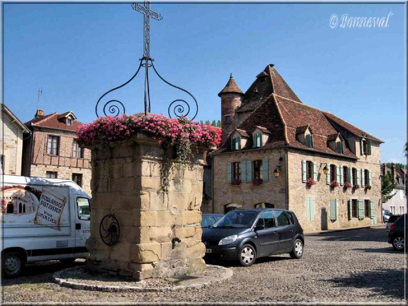 Bretenoux Lot la Maison des Consuls et l'ancien puits