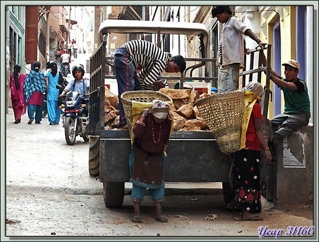 Blog de images-du-pays-des-ours : Images du Pays des Ours (et d'ailleurs ...), Dans les rues de Tansen (Palpa): faible femme au "doko"! - Népal