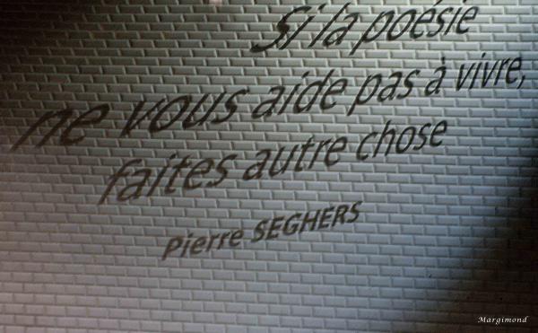 Marché de la poésie. Eclairage dans la station du métro Saint-Sulpice  