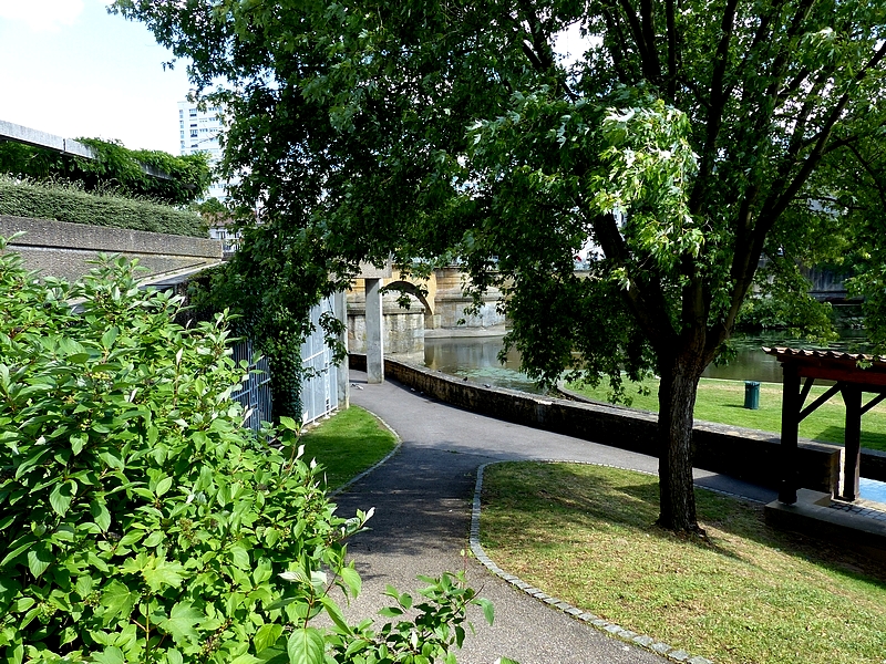 Metz / Les jardins autour du Conseil Régional de Lorraine...