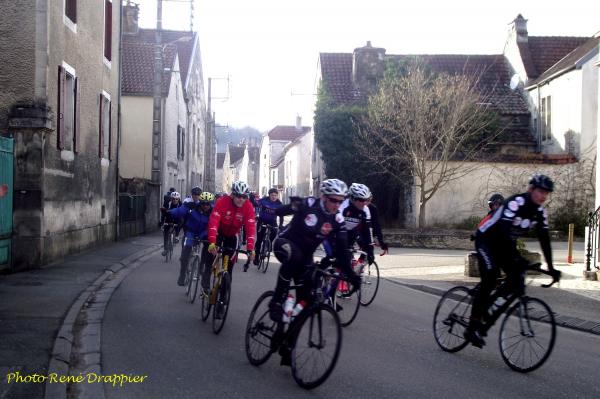 Une nouvelle fois la course cyclotouriste Londres Cannes s'est arrêtée à Vanvey...