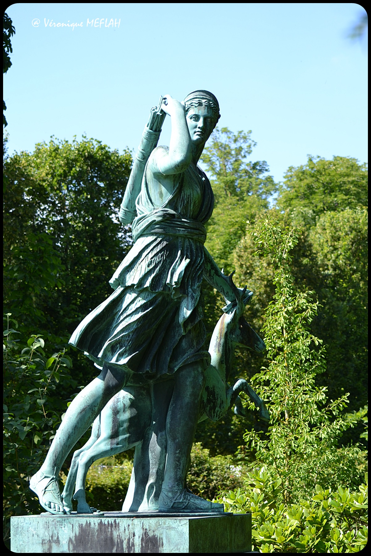 Parc du Château de Rambouillet : Artémis à la biche - Une fleur de Paris