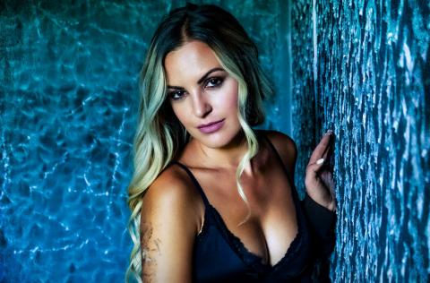 NEVENA - Les détails du premier album ; "Bad Sun Rising" Clip