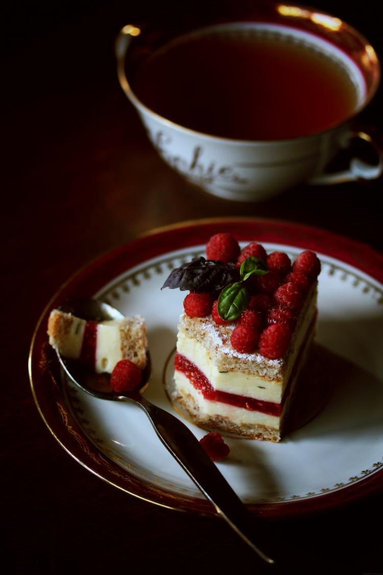 Entremets acidulé ~ citron vert, basilic et framboise