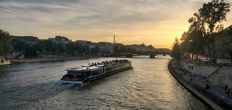 Péniche sur la Seine