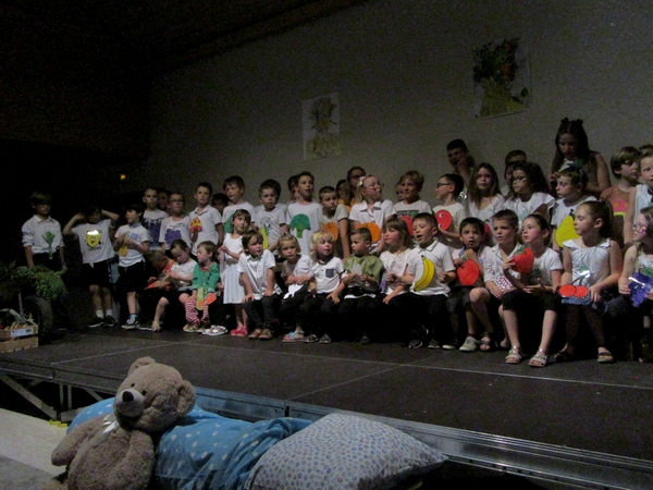 L'école Saint-Bernard a présenté son spectacle musical "J'aime pas les p'tits pois"...