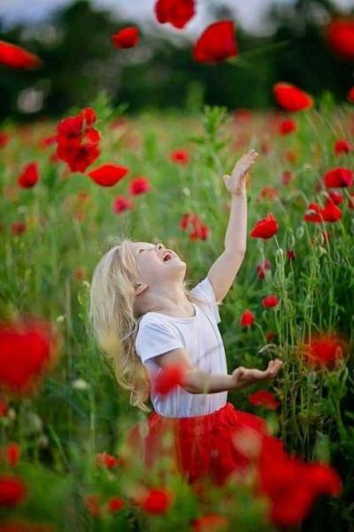 Enfants dans les fleurs