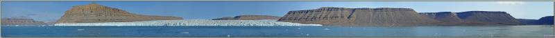 Plus qu'un Zodiac à l'eau, dernier coup d’œil sur le paysage avant d'appareiller, et je retrouve un des deux ours qui paraît effectivement très maigre - Croker Bay - Devon Island - Nunavut - Canada