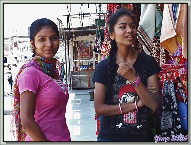 Blog de images-du-pays-des-ours : Images du Pays des Ours (et d'ailleurs ...), Entre Katmandou et Pokhara: jeunes filles - Népal