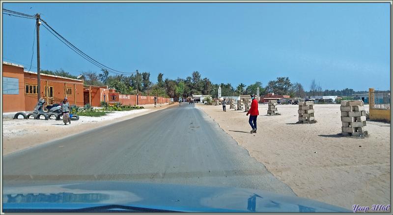 Débarquement, photos souvenir, puis direction "le village" pour faire les boutiques "attrape-touristes" et prendre une collation - Lac Rose (Lac Retba) - Sénégal