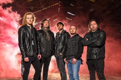SCARLET REBELS - Les détails du premier album Show Your Colours