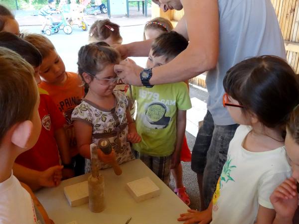Les élèves de la Moyenne Section et de la Grande section de la Maternelle Cailletet se sont initiés à la sculpture avec Arno Mercier