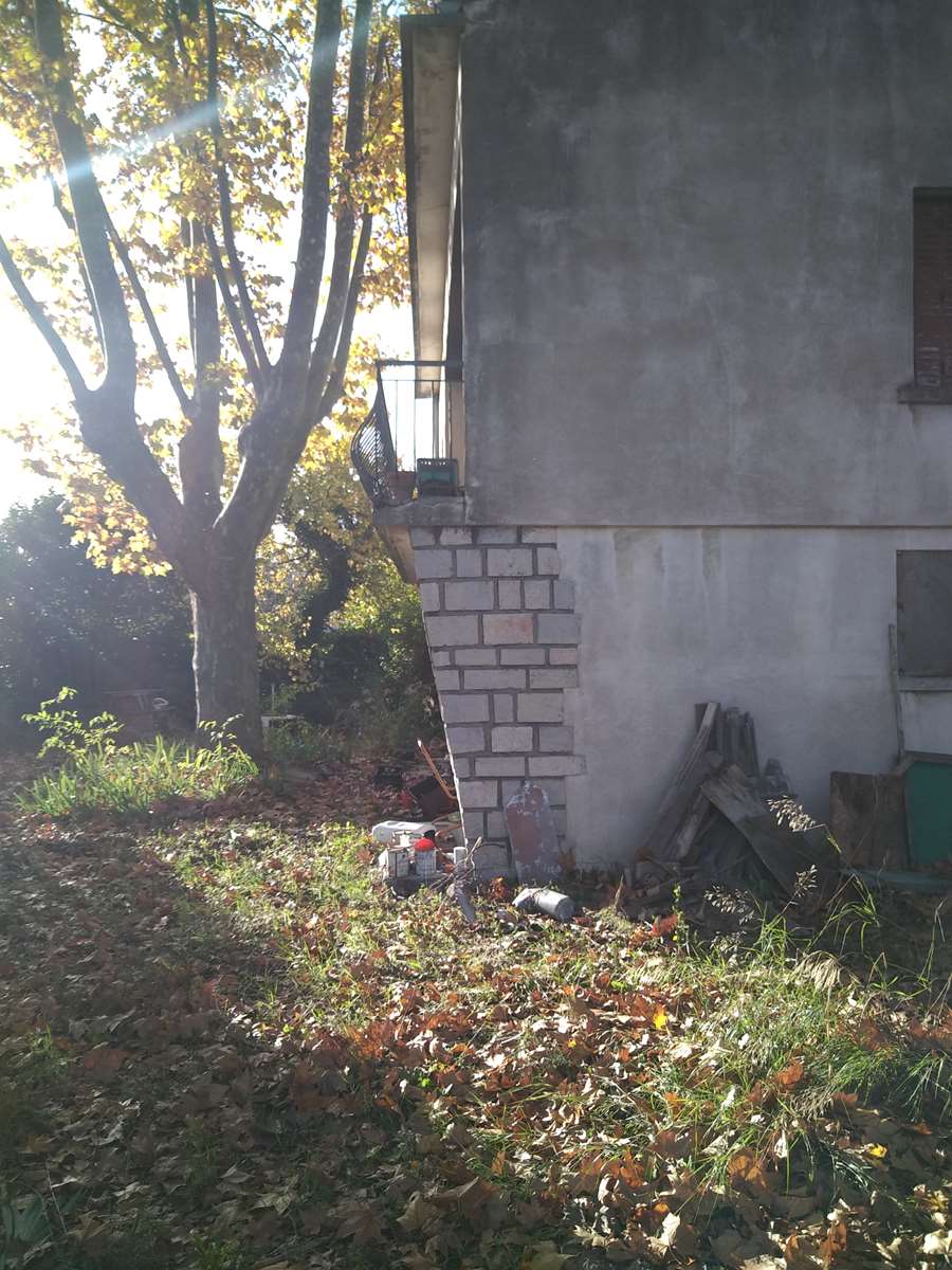 Nîmes - Maison murée en secteur ferroviaire
