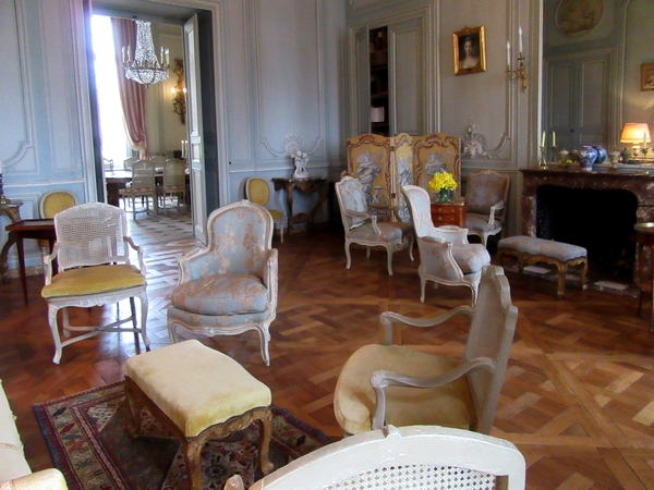 Les membres de l'Association Culturelle Châtillonnaise ont visité un château , superbement meublé, celui de la Motte-Tilly
