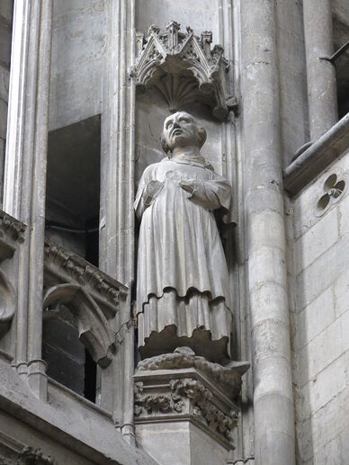 Photo au revers du portail côté ouest d'une statue supposée de Jean Gorren