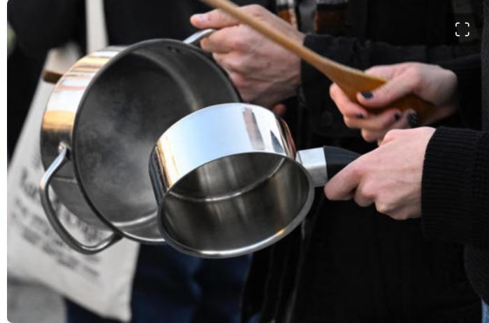   Du Moyen Âge à l’Islande en passant par 1830 et l’OAS : d’où viennent  les concerts de casseroles ?