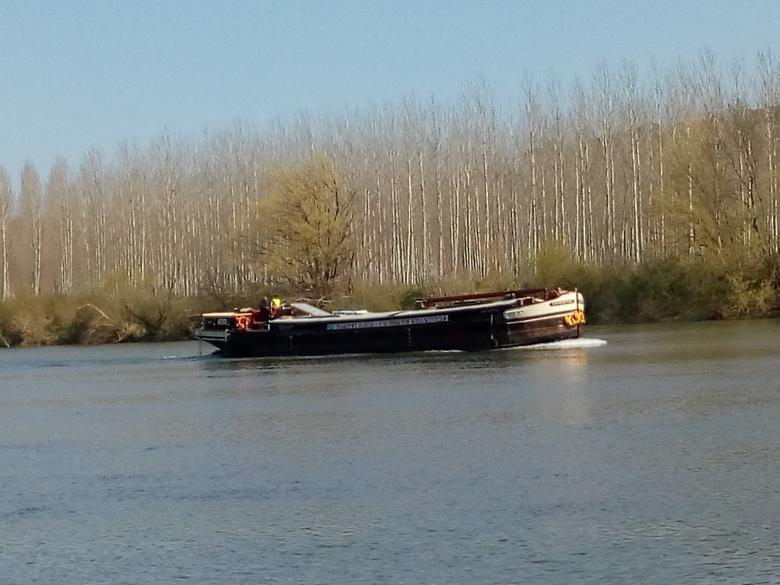 une péniche sur la Garonne
