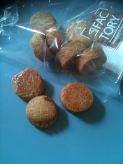 Le premier produit local Chavillois est un macaron au miel de Chaville. 