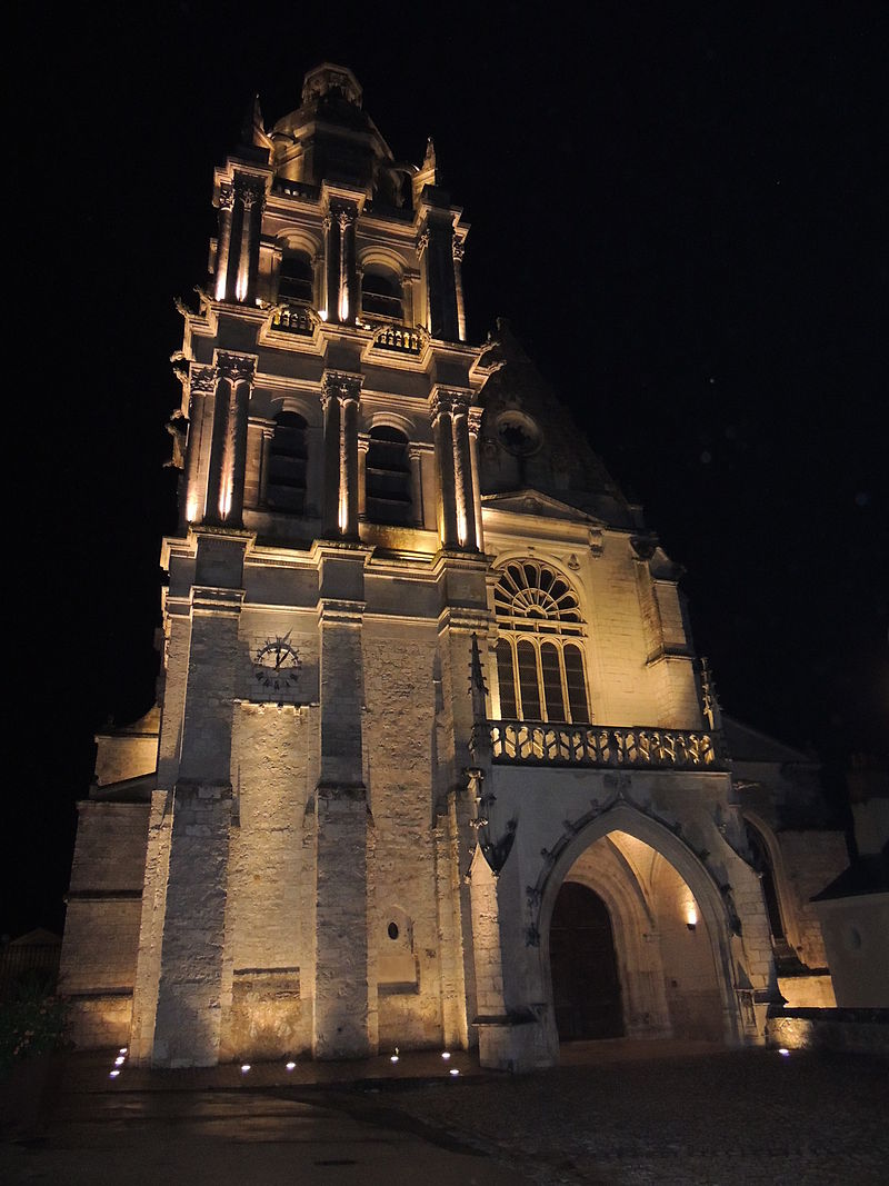 Photo de la façade de la cathédrale, illuminée de nuit.