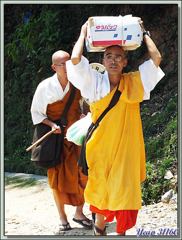 Blog de images-du-pays-des-ours : Images du Pays des Ours (et d'ailleurs ...), Moines marcheurs au son du tambour - Chhorepatan - Pokhara - Népal