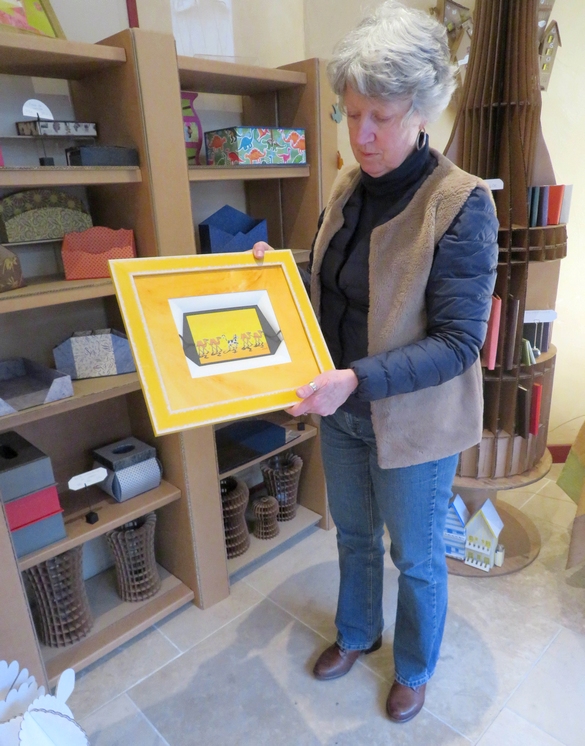 Joëlle Henot, cartonnière, artisan d'Art, réalise de superbes objets décoratifs et utiles...en carton.