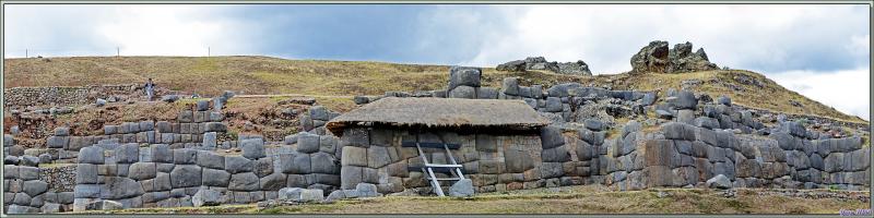 Vues panoramiques sur l'entrée du site de la forteresse Sacsayhuamán - Cuzco - Pérou