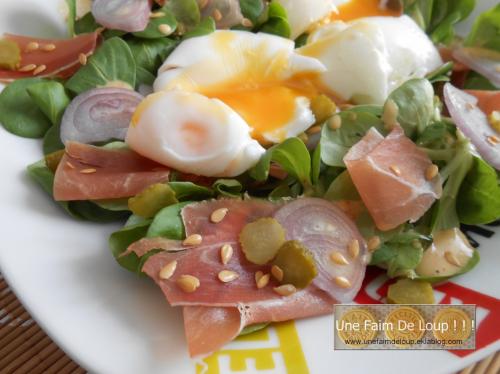 Œufs pochés sur lit de mâche et jambon cru
