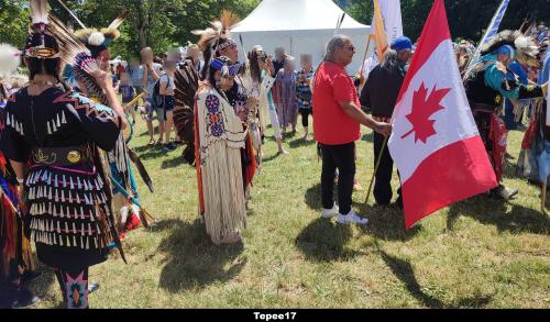 ►  Présentations des drapeaux des Nations présentes 