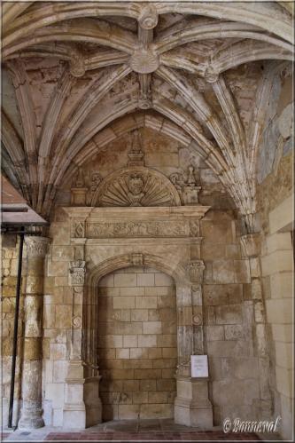 Abbaye de Cadouin le cloître galerie Ouest  porte au fronton en éventail