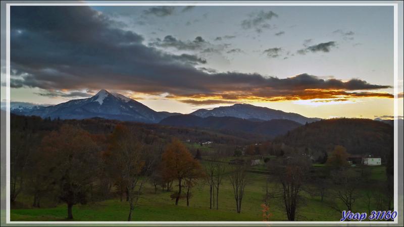 Coucher de soleil sur les montagnes avancées du Haut-Comminges : Pic du Cagire et Massif du Gar vus de Pujos - 31 