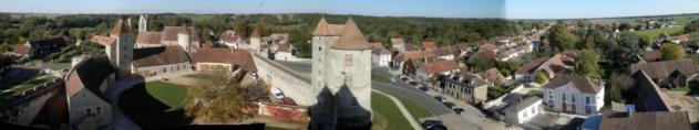 Un clic pour voir la photo panoramique du château, de l'église Saint-Maurice et du village